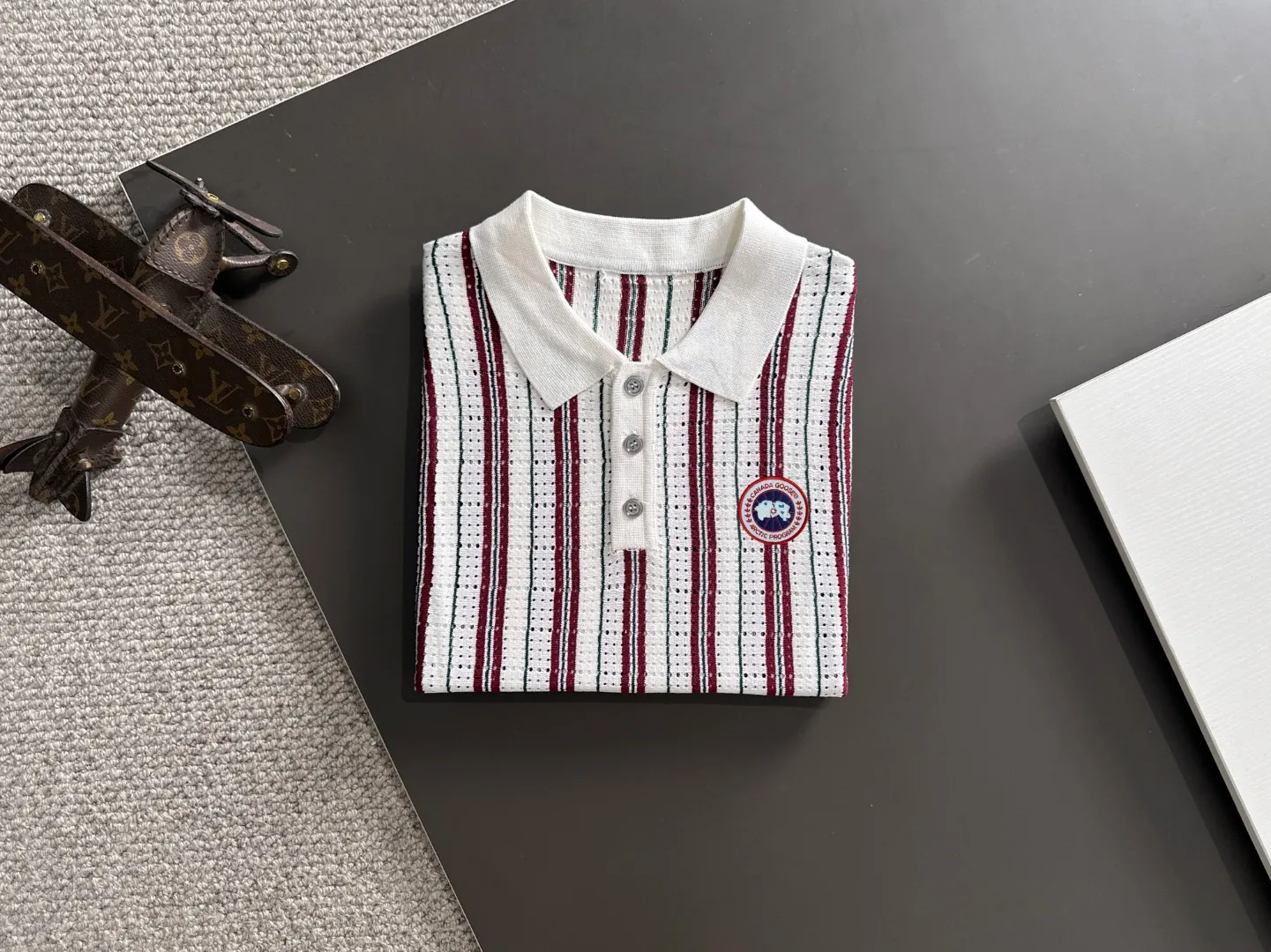 Next day shipment P300 High quality Big Goose 2025 autumn and winter new men's lapel short-sleeved T-shirt Made of combed cotton yarn knitted cotton fabric, pure cotton high-weight special yarn, it feels full of weight when weighed, and the upper body is more textured than ordinary T-shirts. This texture can cope with the weather easily and is suitable for both hot and cold! The pattern on the chest adopts three-dimensional embroidery technology, and is perfectly produced stitch by stitch with reference to the original version! Loose fit design, looks noble. Size: M to XXXL